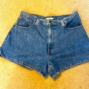 Levi’s high waisted mom jean shorts size 34